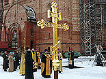 
Поднятие креста на 3-й купол Конкафедрального собора иконы Божией Матери «Всех скорбящих Радость». 
